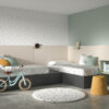 dormitorio juvenil combinada en tono arena y gris oscuro diseñada con dos camas cruzadas y estanteria