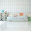 Dormitorio infantil con cama nido,estanteria a medida y trasera en color blanco roto