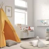 habitacion infantil con tipi amarillo y jugueteros con ruedas blanco
