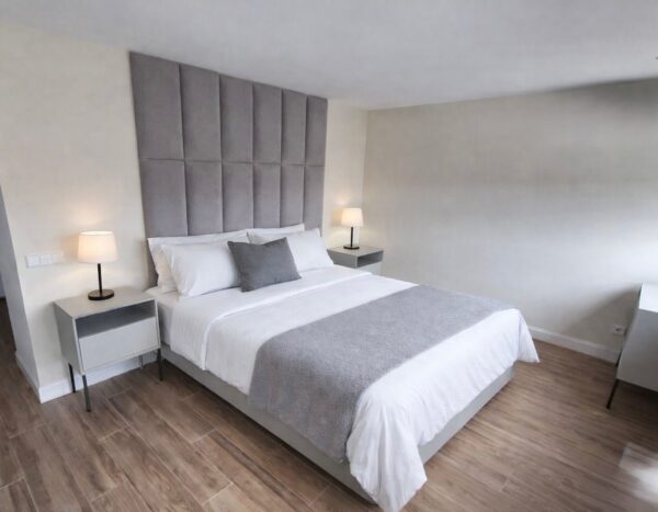 Cabecero tapizado alto con dos mesillas con patas