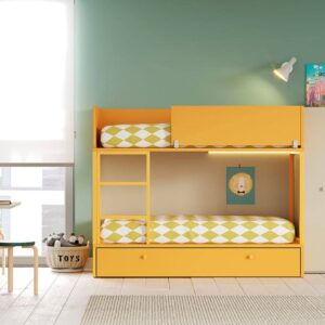 Habitación infantil con un armario de dos puertas y una litera de 3 camas en amarillo