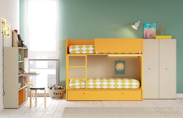 Habitación infantil con un armario de dos puertas y una litera de 3 camas en amarillo