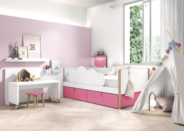 habitacion infantil con cama con jugueteros combinado en rosa y blanco y mesa de escritorio baja infantil