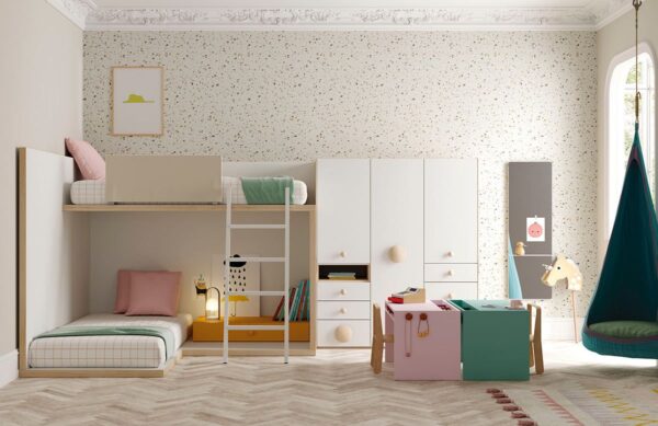 Habitación infantil blanca y madera distribudida con una cama alta con escalera a suelo,cama baja cruzada y modulos de armario con cajones