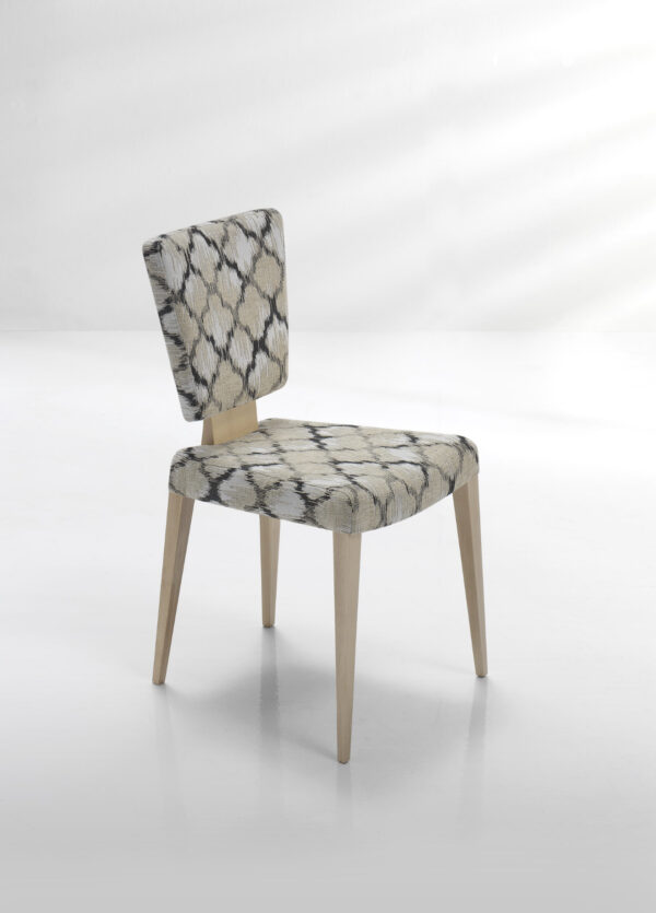 Silla modelo sira con patas de madera y diseño nordico con asiento y respaldo tapizado