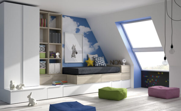 Dormitorio en blanco y roble abuhardillado con una cama armario y estanterías