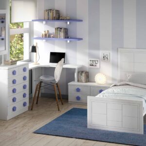 Dormitorio infantíl con cama individual lacada blanca con cabecero y piecero,mesilla,mesa de estudio,cómoda y estantes a pared