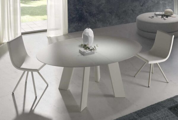 Mesa de comedor ovalada con tapa de cristal y patas metálicas