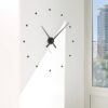 Reloj oj moderno con manilllas y puntos pegados a la pared