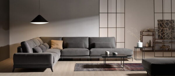 sofa rinconera tapizado en tela gris con patas