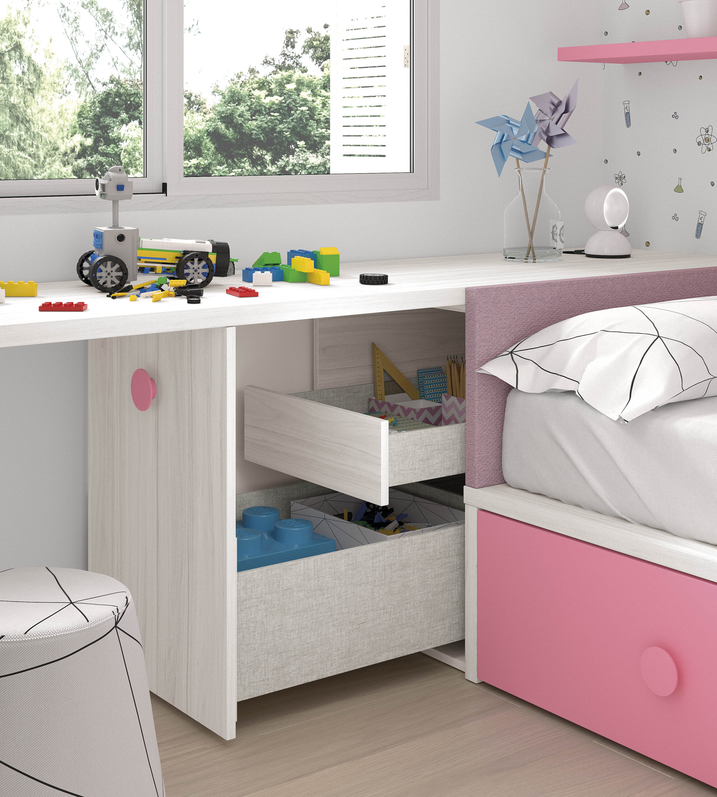 Habitación infantil con cama nido elevable y arcón-escritorio.