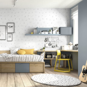 habitación juvenil con cama de 105 cms con cajones combinada en madera y azul con un escritorio a medida y un armario de puertas batientes y estanteria