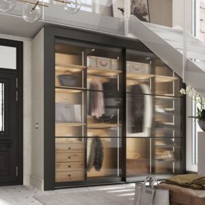 armario con puertas correderas de cristal estriado y marcos em gris oscuro e interiores en laminado madera