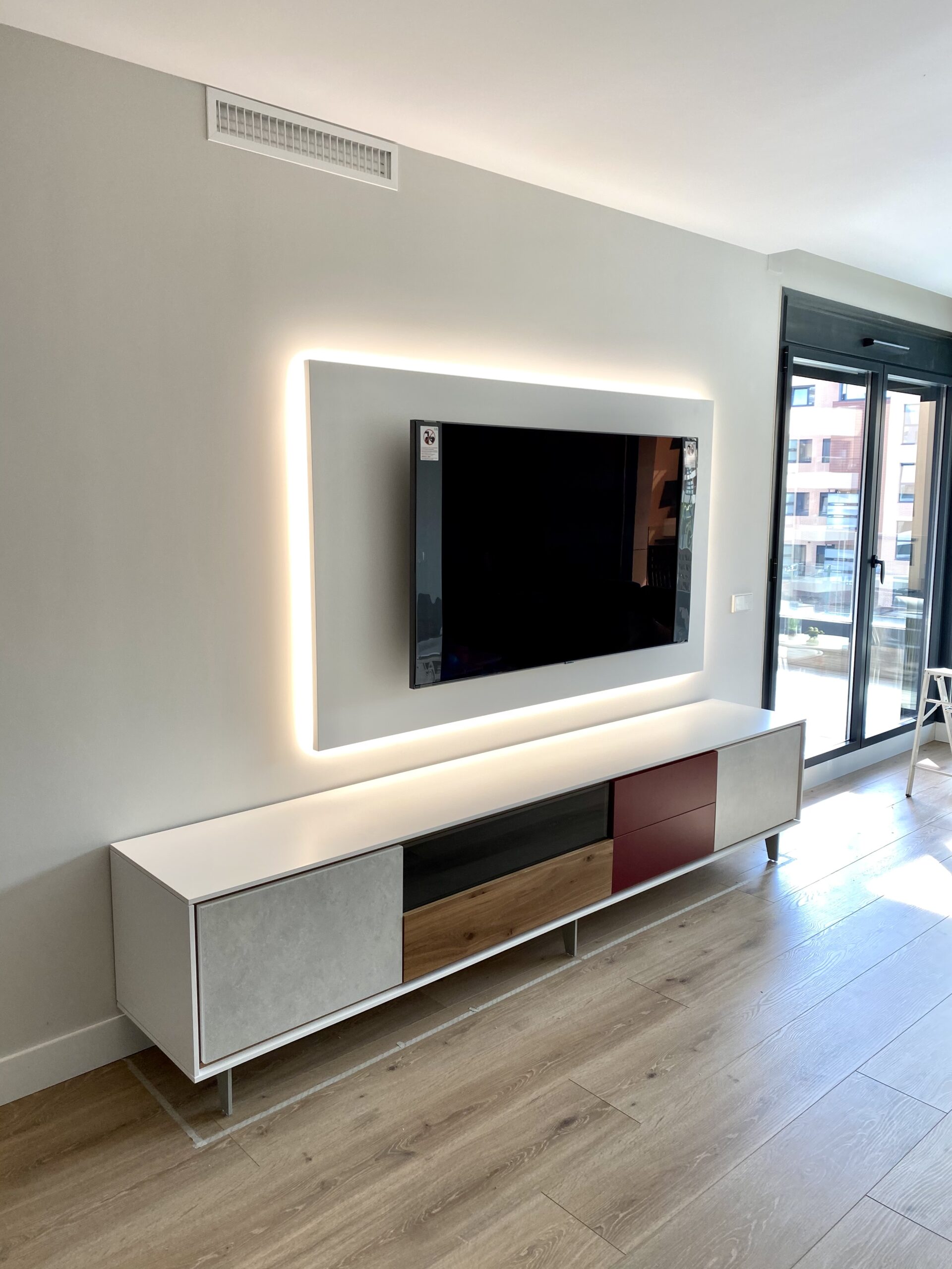 Mueble de salón moderno con chimenea y luz - Xíkara