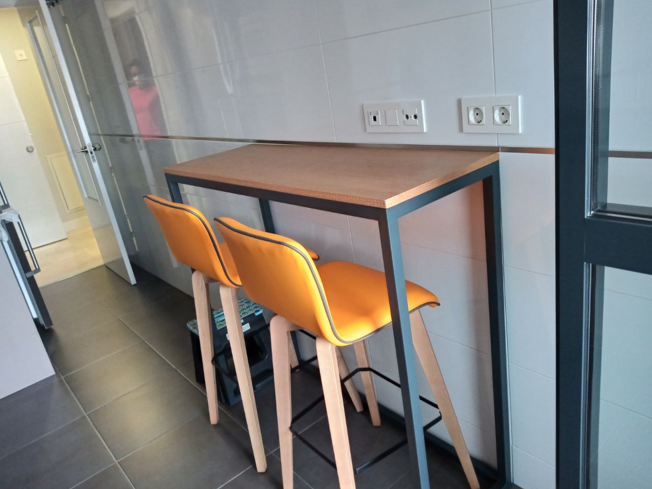 Mesa de cocina alta con taburetes - Xíkara