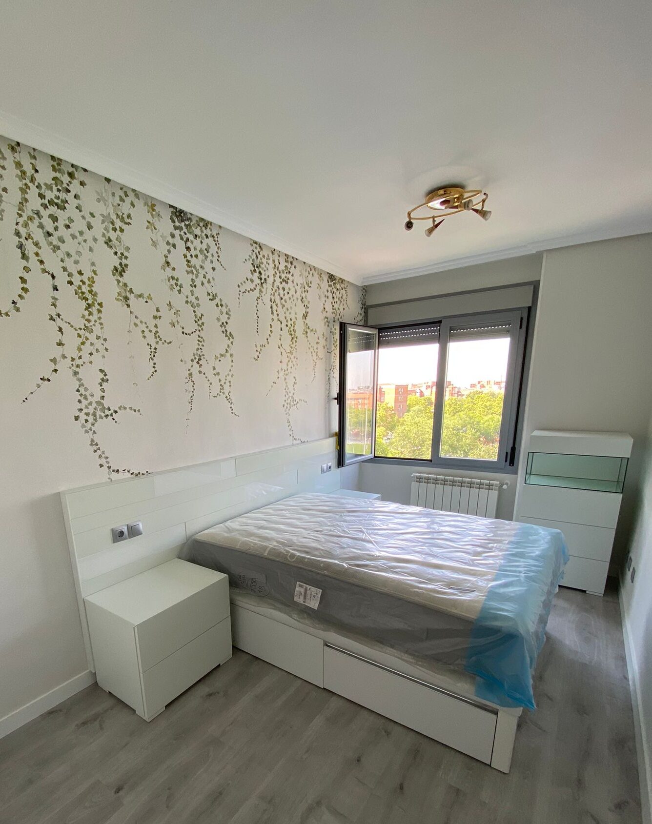 Dormitorio de matrimonio blanco con papel pintado - Xíkara