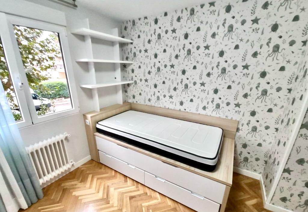 Dormitorio de matrimonio blanco con papel pintado - Xíkara