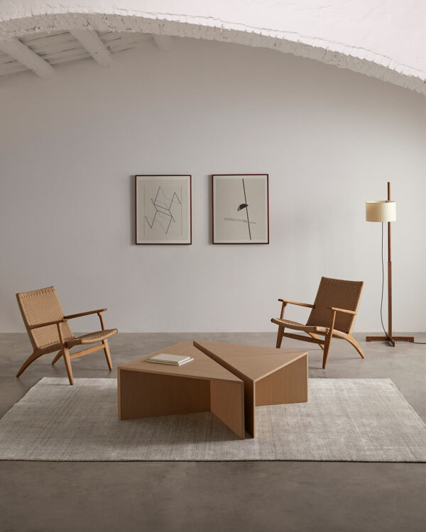 Mesa de centro combinada por varias mesas triangulares llamada porciones en madera