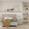 Habitación de matrimonio con cabecero tapizado en tonos grises,mesillas de tres cajones,estante con luz encima del cabecero y armario con puertas de cristal