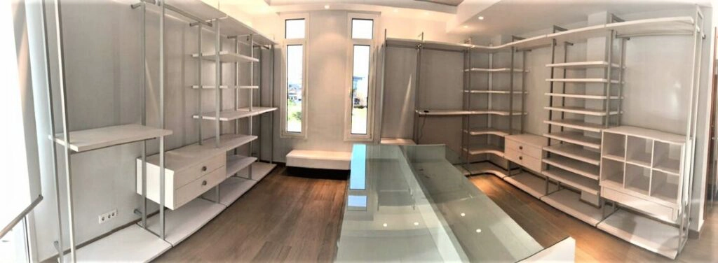 Un vestidor blanco de gran amplitud fabricado a medida