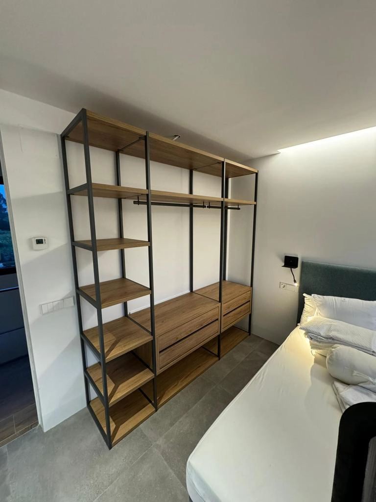 vestidor integrado en la habitación a medida