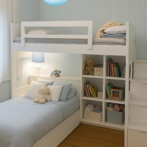 Cama alta cruzada con escalera de cajones