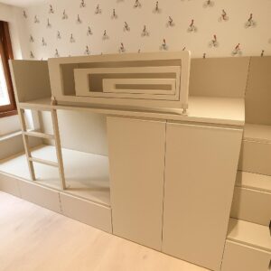 Cama tren moderna con escalera de cajones