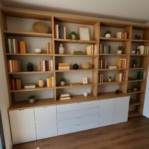 Libreria a medida con parte baja de cajones y puertas