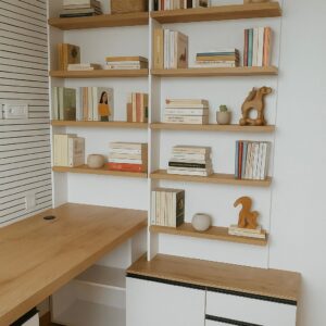 Librería de poco fondo y mesa de estudio