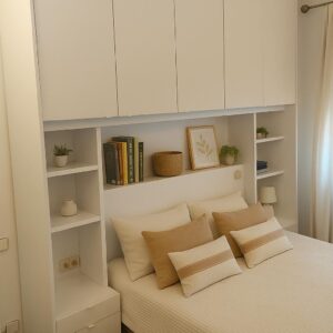 Dormitorio de matrimonio con puente