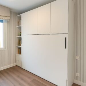 Dormitorio con cama abatible de matrimonio horizontal