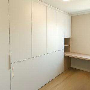 Dormitorio juvenil con cama abatible blanca de 90